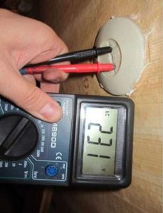 Измерение напряжения в розетки с помощью мультиметра